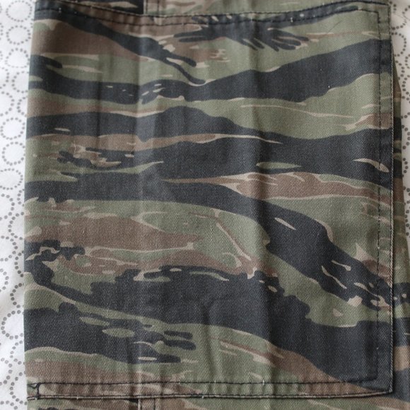 Rothco BDU shirt. Medium Regular. Waist 31" to 35". Tiger Stripe camo pattern. - Picture 6 of 6